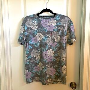 Levi’s jeans medium 60% cotton 40% polyester men’s floral T-shirt